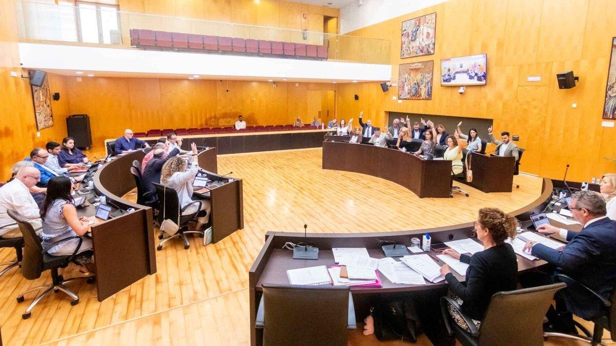 Benidorm aprueba el presupuesto de 2026: un ambicioso plan de inversiones ante la deuda de Serra Gelada