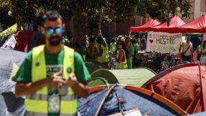 El Corpus solicita "sentido común" para que la acampada respete la plaza de la Virgen este fin de semana: "Si quieren regresar, que lo hagan después"