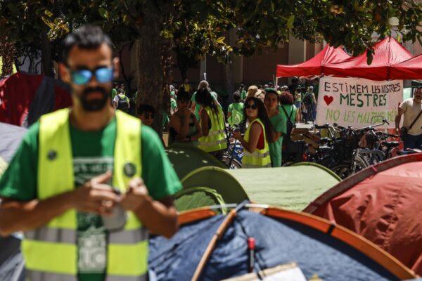 El Corpus solicita "sentido común" para que la acampada respete la plaza de la Virgen este fin de semana: "Si quieren regresar, que lo hagan después"