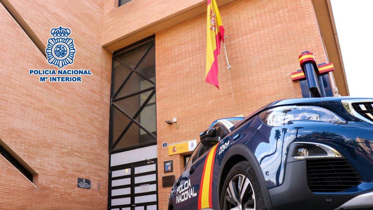 Intervención de 2.277 artículos falsificados en un mercadillo de Dénia: Desde camisetas de fútbol hasta bolsos de lujo