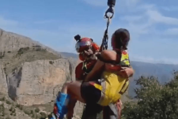 Evacuación en helicóptero de una senderista en el Monte Ponoig tras torcerse el tobillo a 400 metros de la cima