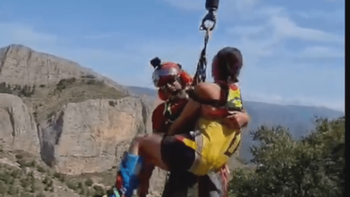 Evacuación en helicóptero de una senderista en el Monte Ponoig tras torcerse el tobillo a 400 metros de la cima