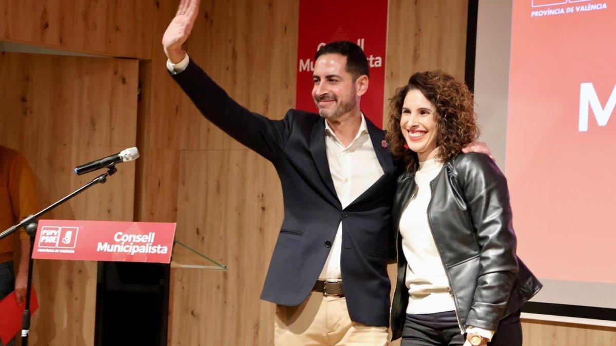 Bielsa demuestra su fuerza al convocar a todos los alcaldes con Arcadi España como figura principal