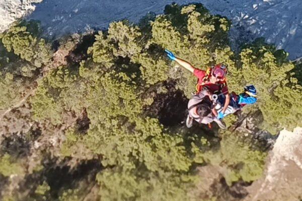 Rescate en Benimantell: Helicóptero evacúa a senderista de 67 años herido en la presa de Guadalest