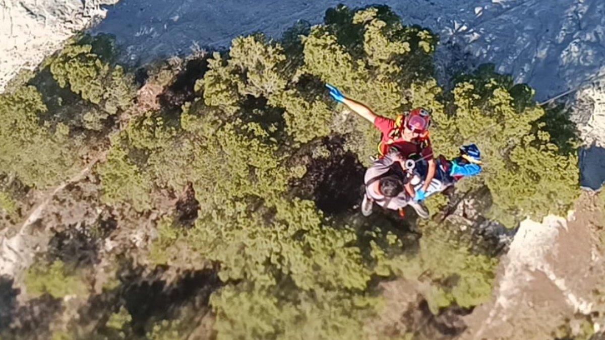Rescate en Benimantell: Helicóptero evacúa a senderista de 67 años herido en la presa de Guadalest