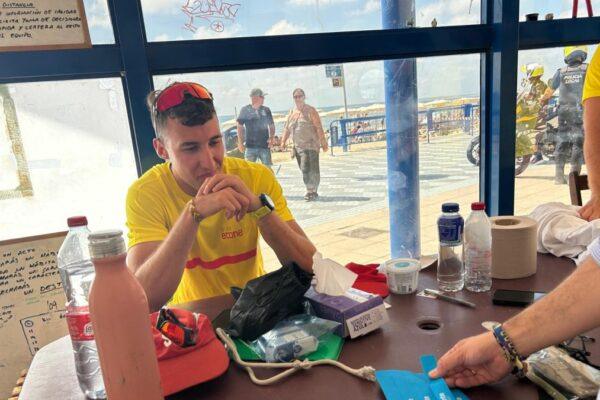 Descubre cómo las pulseras de seguridad de Alicante ayudarán a prevenir la pérdida de niños en la playa