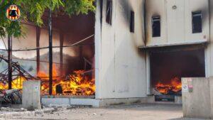 Incendio devastador en Xàtiva: colapso de una nave de 7.000 metros y consejos de Emergencias para la ciudadanía