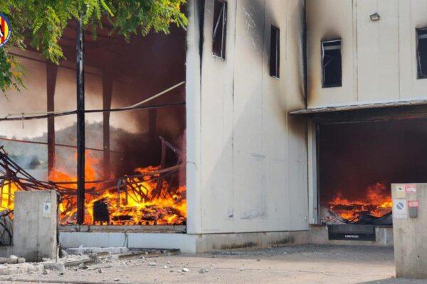 Incendio devastador en Xàtiva: colapso de una nave de 7.000 metros y consejos de Emergencias para la ciudadanía