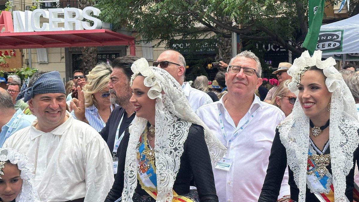Toni Pérez, presidente de la Diputación, inaugura el espectacular concurso de mascletàs en Alicante