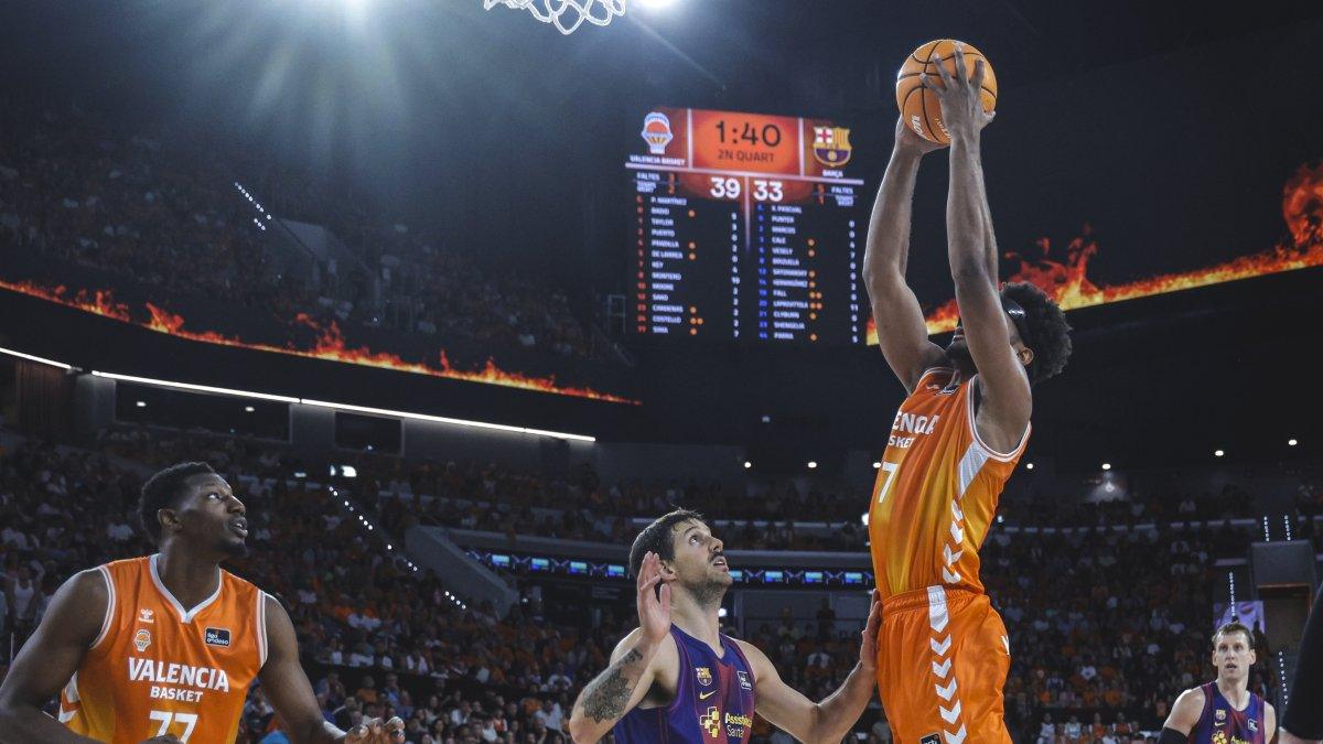 Catorce mil almas naranjas arrasan al Barcelona y logran empatar la final con un impresionante 102