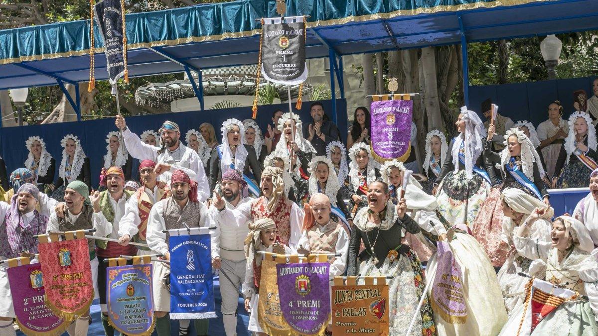 La comisión de Florida Portazgo celebra con euforia la entrega de premios en las Hogueras de Alicante