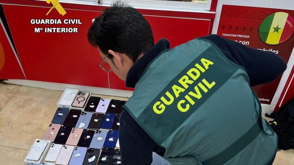 "Cómo tres empleados de mensajería robaban y revendían dispositivos de alta gama mediante escaneos falsos y furgonetas"