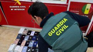 "Cómo tres empleados de mensajería robaban y revendían dispositivos de alta gama mediante escaneos falsos y furgonetas"