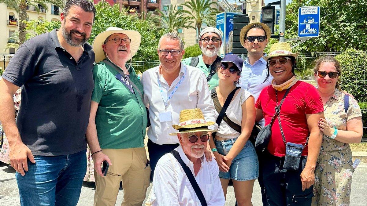 Periodistas estadounidenses se rinden ante las Fogueres gracias al Patronato Costa Blanca