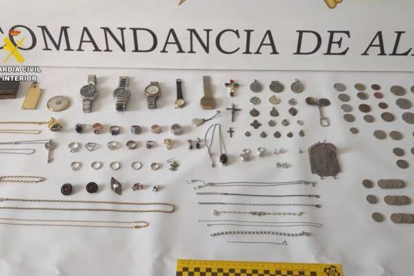 Desmantelan una banda de ladrones de pisos en Torrevieja tras una identificación de tráfico: seis detenidos