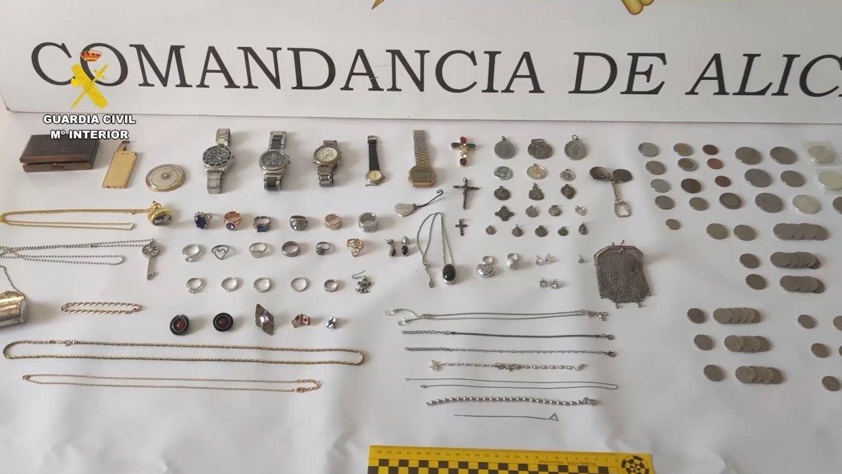 Desmantelan una banda de ladrones de pisos en Torrevieja tras una identificación de tráfico: seis detenidos