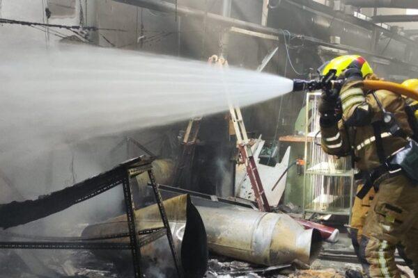 Incendio en Villena: operario herido por inhalación de humo y severos daños materiales en nave industrial