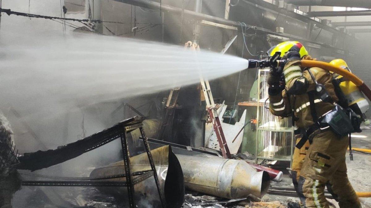 Incendio en Villena: operario herido por inhalación de humo y severos daños materiales en nave industrial