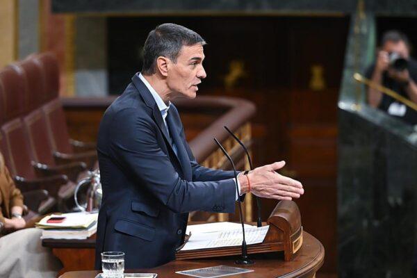 Sánchez aconseja a Feijóo usar crema solar tras su polémica imagen con el 'narco' Dorado