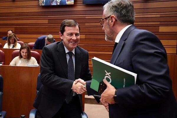 Mañueco logra la investidura con el apoyo de 47 procuradores del PP y Vox frente a los 35 de la oposición