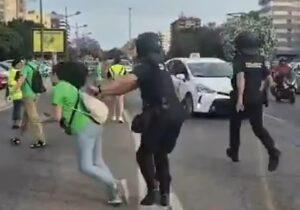 La Policía inicia expediente al agente tras la denuncia de la profesora agredida en Valencia