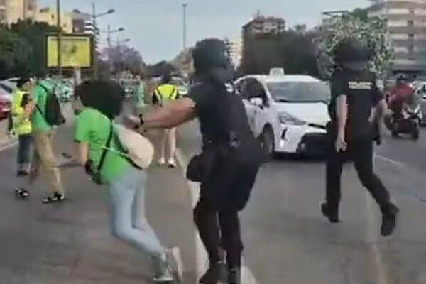 La Policía inicia expediente al agente tras la denuncia de la profesora agredida en Valencia