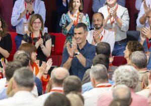 Sánchez presenta un mensaje de «orgullo» en el comité federal del PSOE ante la incertidumbre por escándalos recientes