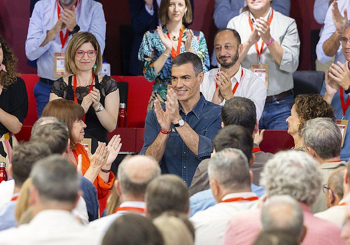 Sánchez presenta un mensaje de «orgullo» en el comité federal del PSOE ante la incertidumbre por escándalos recientes