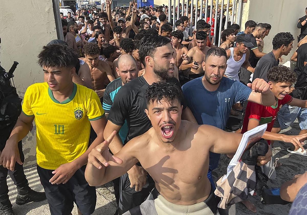 El Ejército se despliega en Ceuta ante la llegada de 20.000 inmigrantes: ¿Qué medidas se están tomando?