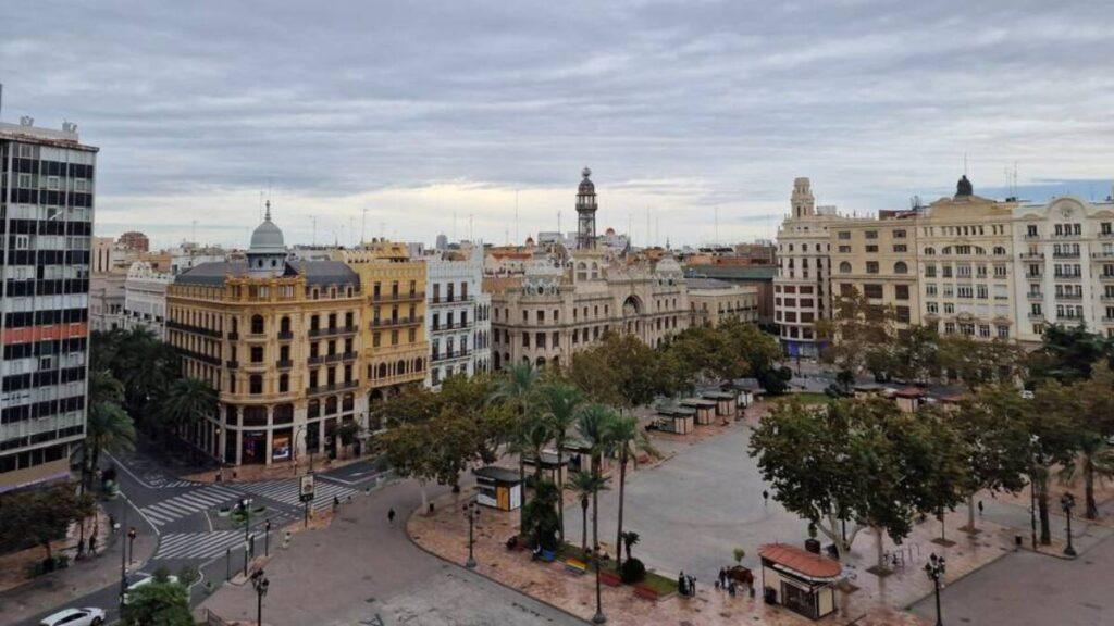 Descubre cómo serán las terrazas de los bares en la plaza del Ayuntamiento de Valencia: mesas y sombrillas sin publicidad
