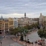 Descubre cómo serán las terrazas de los bares en la plaza del Ayuntamiento de Valencia: mesas y sombrillas sin publicidad