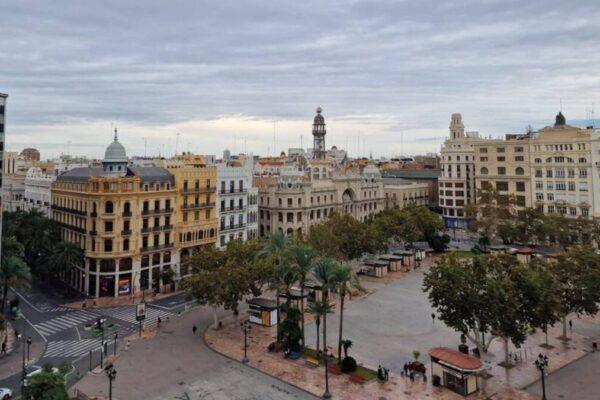 Descubre cómo serán las terrazas de los bares en la plaza del Ayuntamiento de Valencia: mesas y sombrillas sin publicidad