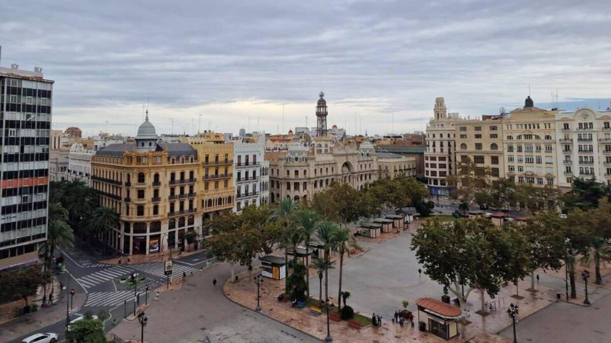 Descubre cómo serán las terrazas de los bares en la plaza del Ayuntamiento de Valencia: mesas y sombrillas sin publicidad