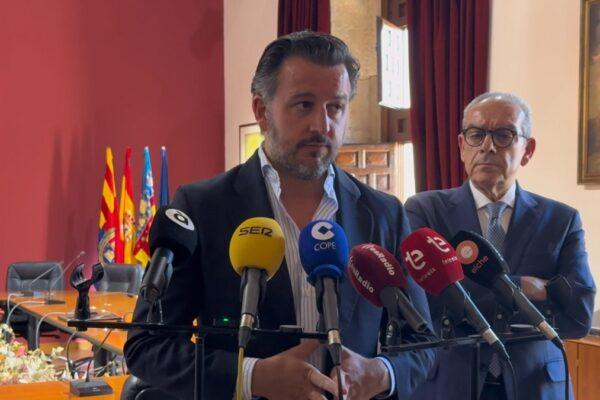 El alcalde de Elche acusa a Compromís de "romper barreras" mientras el PSOE exige "menos teatro"