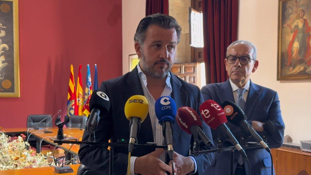 El alcalde de Elche acusa a Compromís de "romper barreras" mientras el PSOE exige "menos teatro"
