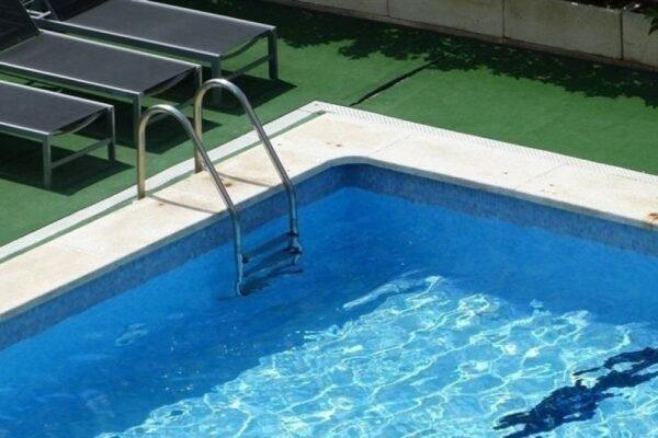 Alerta sanitaria: Heces encontradas en la piscina de una localidad de Alicante