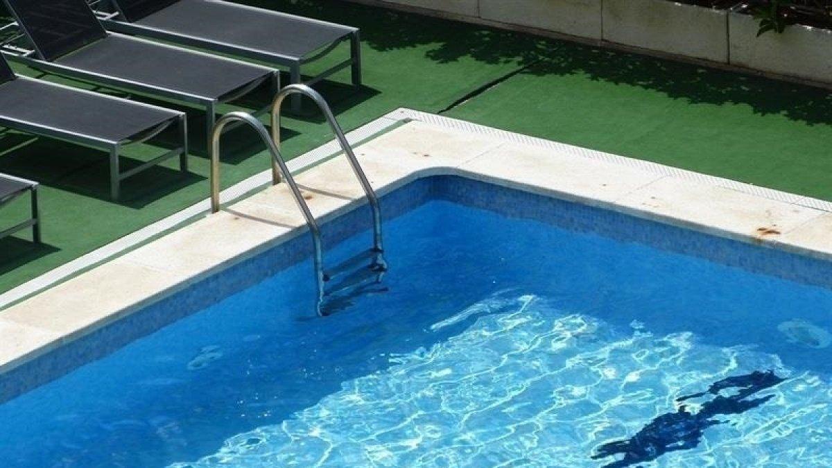 Alerta sanitaria: Heces encontradas en la piscina de una localidad de Alicante