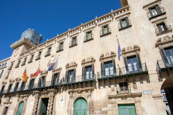 Alicante finaliza 2025 con un superávit de 65,5 millones y respeta todas las normativas fiscales