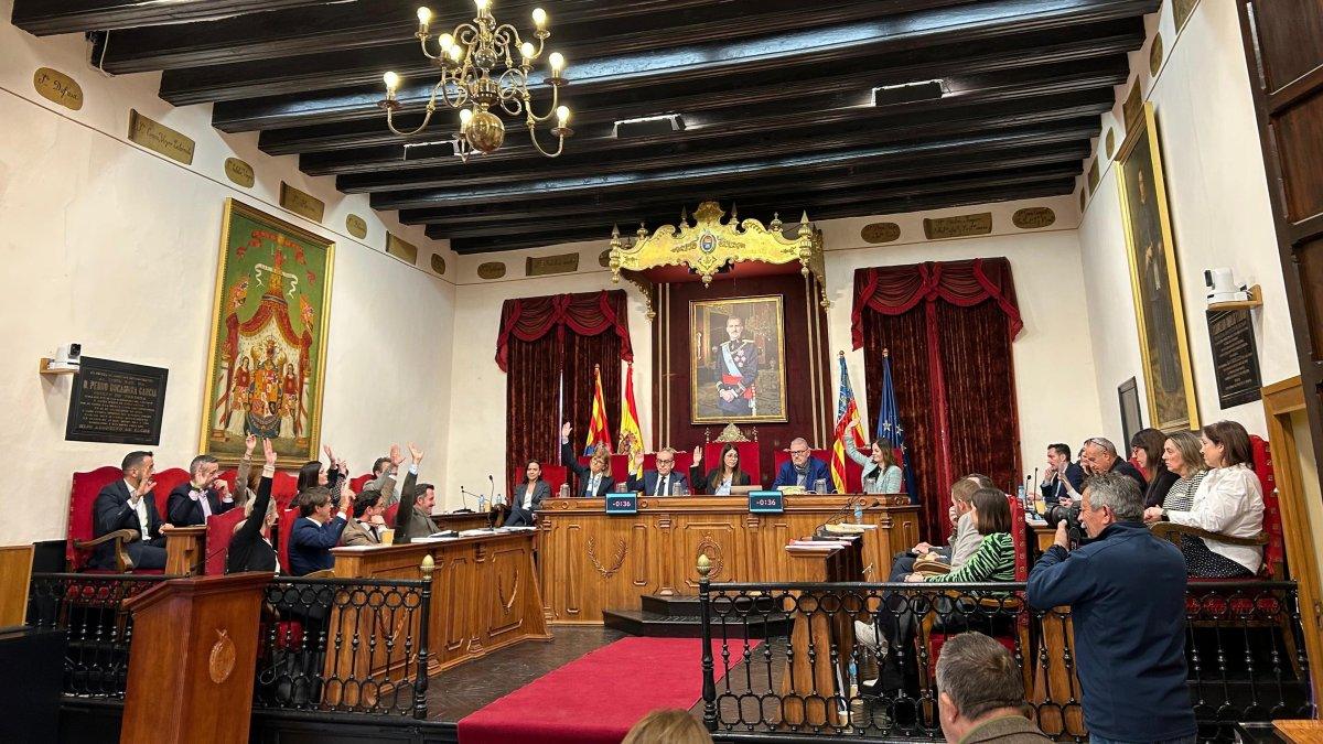 Elche rinde homenaje a las víctimas de ETA con la aprobación de una moción conmemorativa