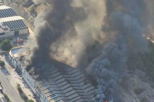 Helicóptero y 14 bomberos combaten un incendio en una fábrica de platos de ducha en Aspe