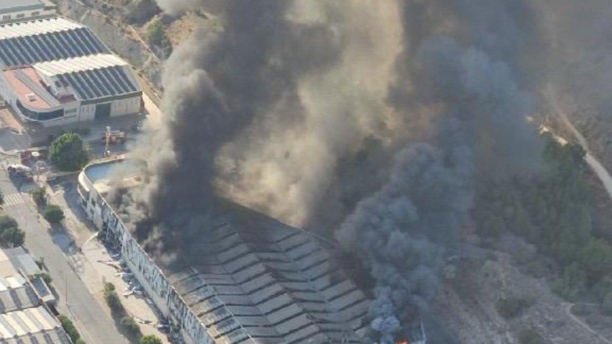 Helicóptero y 14 bomberos combaten un incendio en una fábrica de platos de ducha en Aspe