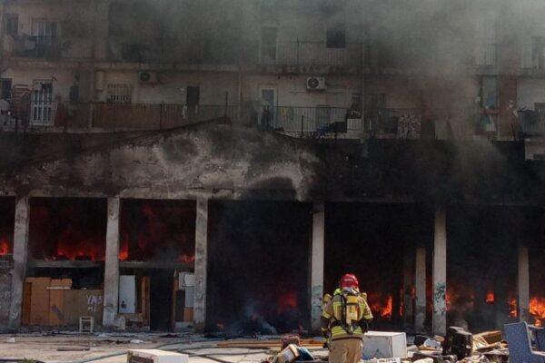 Incendio en Valencia: Desalojan dos edificios tras el desahucio de un local y la Policía investiga el origen del fuego
