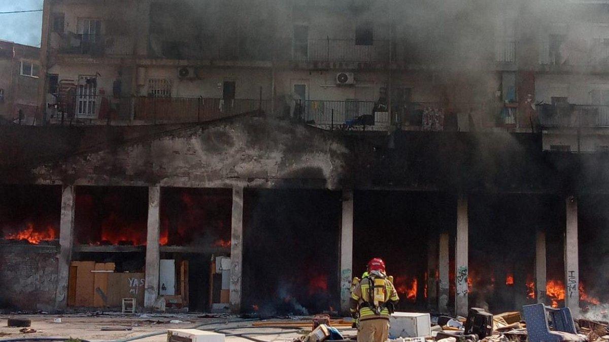 Incendio en Valencia: Desalojan dos edificios tras el desahucio de un local y la Policía investiga el origen del fuego