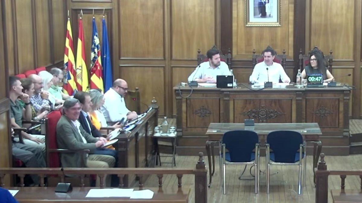 Conflicto en Alcoy: El PP exige una auditoría sobre contrataciones mientras PSOE y Compromís se oponen a su apoyo