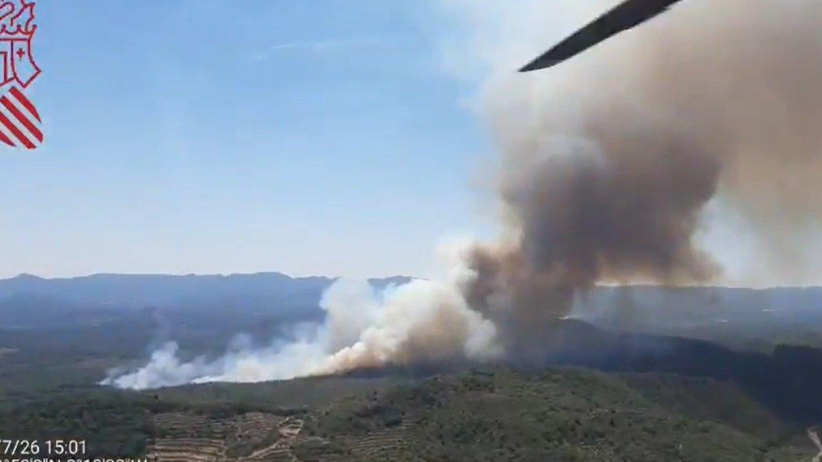 Incendio forestal en Soneja: Evacuación de Azuébar y activación de la Situación 2 del Plan Especial por parte de la Generalitat