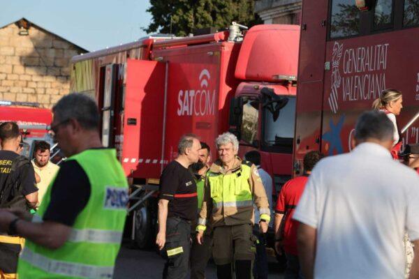 Más de 200 bomberos y 15 aeronaves combaten el incendio en Soneja para proteger la Sierra de Espadán