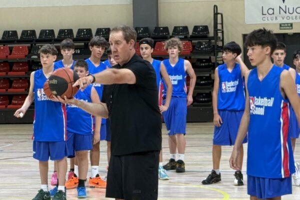 Bryan Gates, entrenador de los Philadelphia 76ers, destaca en la segunda semana del campus NBA en La Nucía