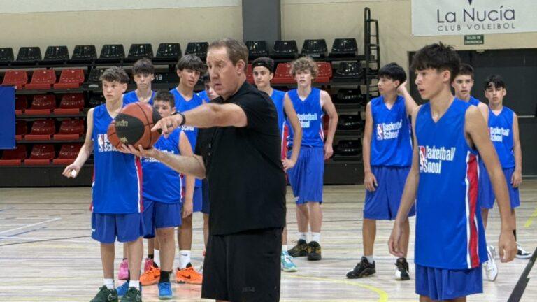 Bryan Gates, entrenador de los Philadelphia 76ers, destaca en la segunda semana del campus NBA en La Nucía