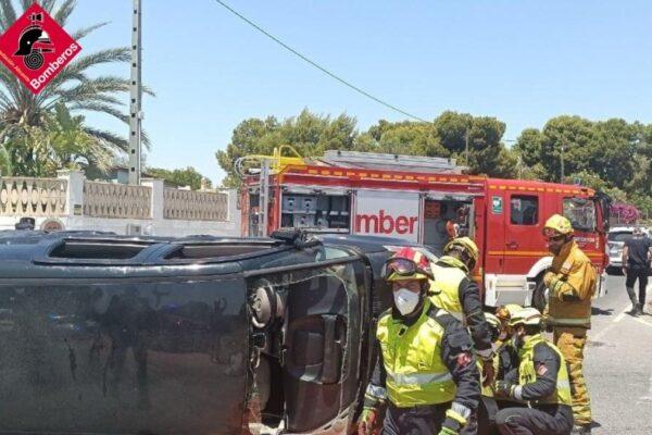 Cinco heridos en un accidente de tráfico en Mutxamel: un atrapado en el coche tras un choque lateral y vuelco