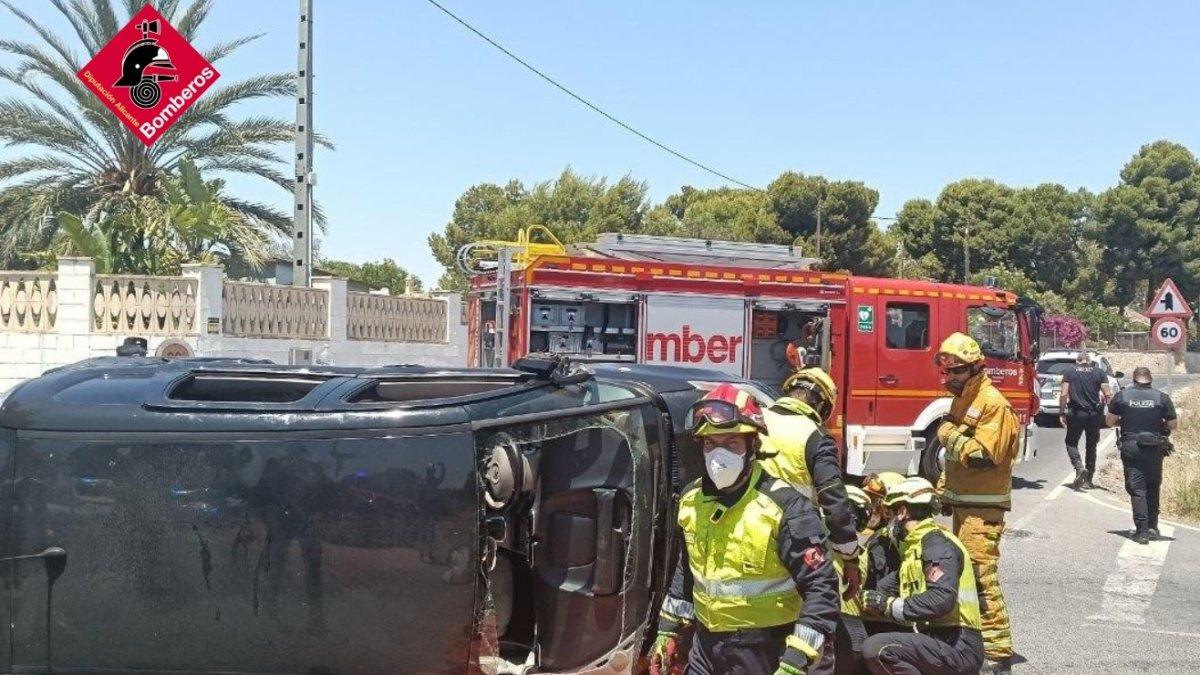 Cinco heridos en un accidente de tráfico en Mutxamel: un atrapado en el coche tras un choque lateral y vuelco
